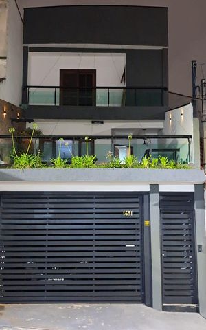 Casa à venda com 250m², 4 quartos e 3 vagas Casa à venda com 250m², 4 quartos e 3 vagasFrente