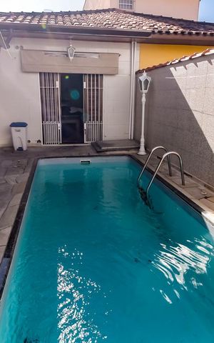 Casa à venda com 250m², 4 quartos e 5 vagas Casa à venda com 250m², 4 quartos e 5 vagasPiscina
