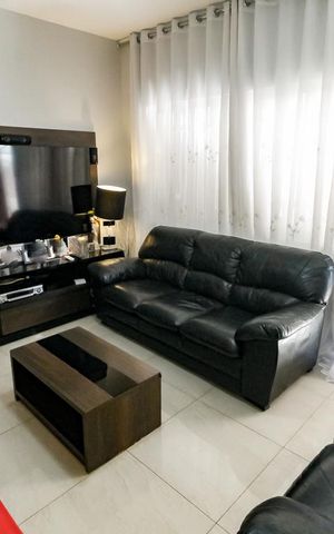Casa à venda com 250m², 4 quartos e 5 vagas Casa à venda com 250m², 4 quartos e 5 vagasSala