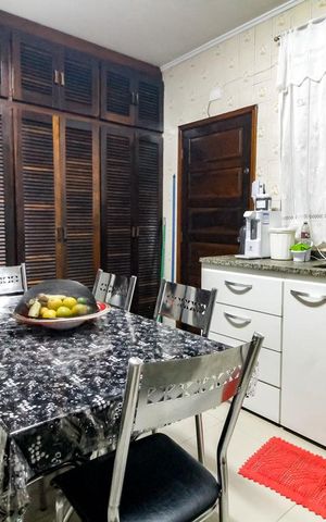 Casa à venda com 250m², 4 quartos e 5 vagas Casa à venda com 250m², 4 quartos e 5 vagasCozinha