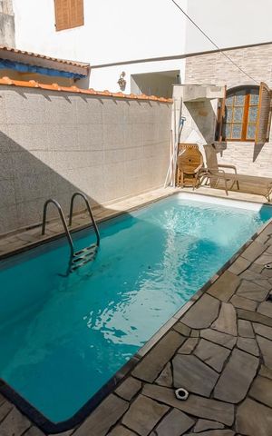 Casa à venda com 250m², 4 quartos e 5 vagas Casa à venda com 250m², 4 quartos e 5 vagasPiscina