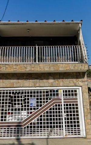 Casa à venda com 250m², 4 quartos e 5 vagas Casa à venda com 250m², 4 quartos e 5 vagasFachada