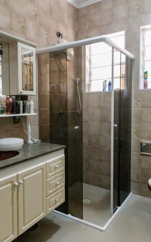 Casa à venda com 250m², 4 quartos e 5 vagas Casa à venda com 250m², 4 quartos e 5 vagasBanheiro da Suíte