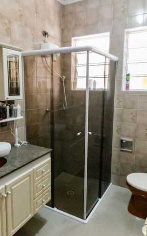 Casa à venda com 250m², 4 quartos e 5 vagas Casa à venda com 250m², 4 quartos e 5 vagasBanheiro da Suíte