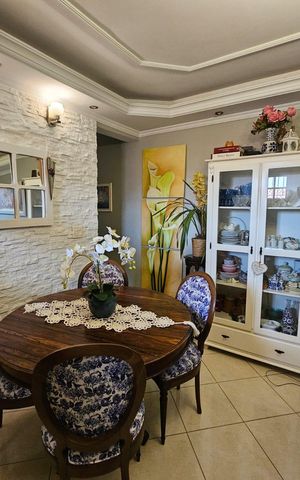 Casa à venda com 290m², 3 quartos e 5 vagas Casa à venda com 290m², 3 quartos e 5 vagasSala