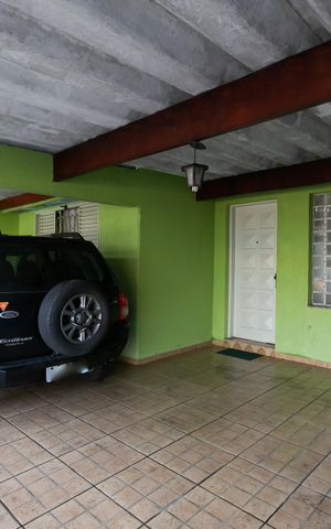 Casa à venda com 250m², 2 quartos e 2 vagas Casa à venda com 250m², 2 quartos e 2 vagasGaragem