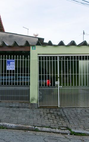 Casa à venda com 250m², 2 quartos e 2 vagas Casa à venda com 250m², 2 quartos e 2 vagasFachada