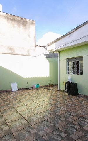 Casa à venda com 250m², 2 quartos e 2 vagas Casa à venda com 250m², 2 quartos e 2 vagasQuintal