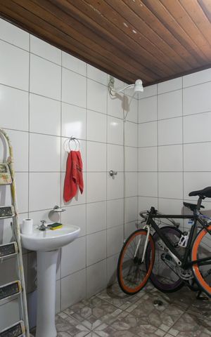 Casa à venda com 250m², 2 quartos e 2 vagas Casa à venda com 250m², 2 quartos e 2 vagasBanheiro 2