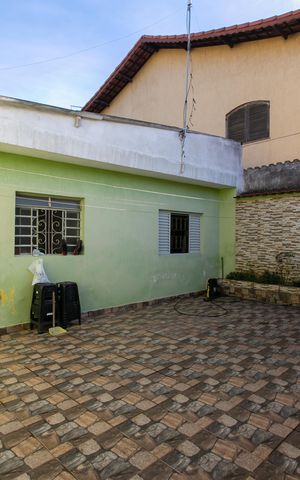 Casa à venda com 250m², 2 quartos e 2 vagas Casa à venda com 250m², 2 quartos e 2 vagasQuintal