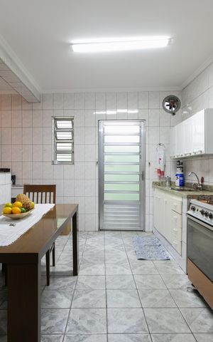 Casa à venda com 250m², 2 quartos e 2 vagas Casa à venda com 250m², 2 quartos e 2 vagasCozinha