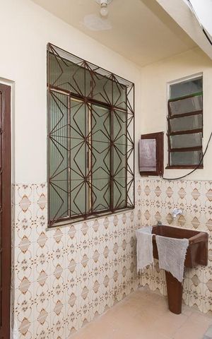 Casa à venda com 400m², 6 quartos e 2 vagas Casa à venda com 400m², 6 quartos e 2 vagasCasa 2 - Área de serviço