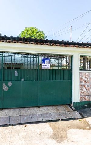 Casa à venda com 400m², 6 quartos e 2 vagas Casa à venda com 400m², 6 quartos e 2 vagasFachada