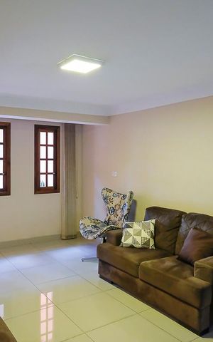 Casa à venda com 203m², 3 quartos e 2 vagasSala