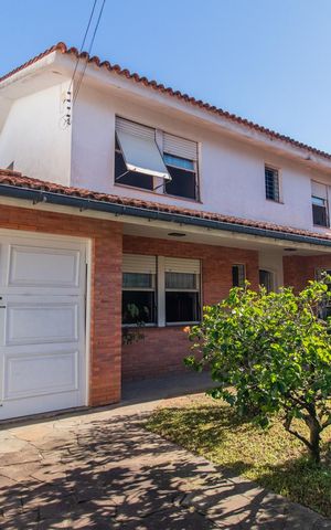 Casa à venda com 320m², 6 quartos e 2 vagas Casa à venda com 320m², 6 quartos e 2 vagasFachada