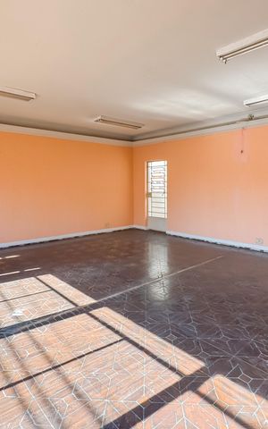 Casa à venda com 447m², 3 quartos e 6 vagas Casa à venda com 447m², 3 quartos e 6 vagasSala