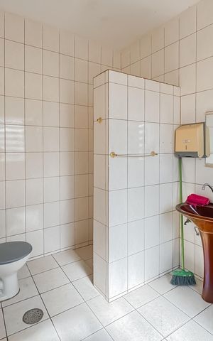 Casa à venda com 447m², 3 quartos e 6 vagas Casa à venda com 447m², 3 quartos e 6 vagasBanheiro