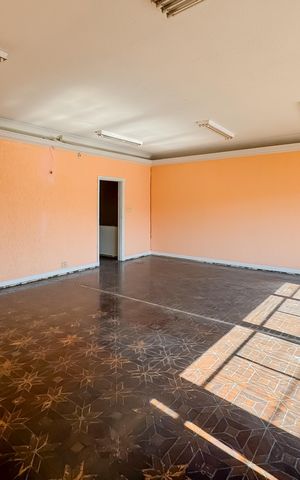 Casa à venda com 447m², 3 quartos e 6 vagas Casa à venda com 447m², 3 quartos e 6 vagasSala