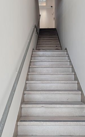 Casa à venda com 447m², 3 quartos e 6 vagas Casa à venda com 447m², 3 quartos e 6 vagasEscada