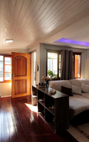 Casa à venda com 227m², 4 quartos e 2 vagas Casa à venda com 227m², 4 quartos e 2 vagasSala