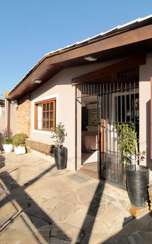 Casa à venda com 227m², 4 quartos e 2 vagas Casa à venda com 227m², 4 quartos e 2 vagasFachada