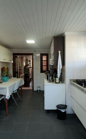 Casa à venda com 227m², 4 quartos e 2 vagas Casa à venda com 227m², 4 quartos e 2 vagasCozinha