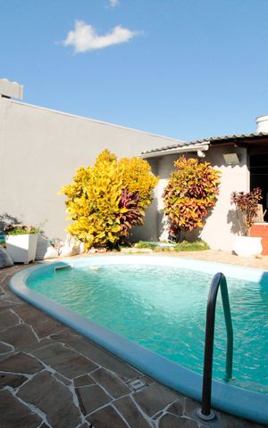 Casa à venda com 227m², 4 quartos e 2 vagas Casa à venda com 227m², 4 quartos e 2 vagasPiscina