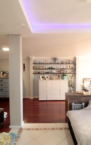 Casa à venda com 227m², 4 quartos e 2 vagas Casa à venda com 227m², 4 quartos e 2 vagasSala