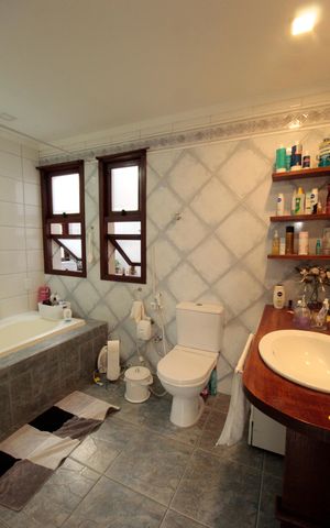 Casa à venda com 227m², 4 quartos e 2 vagas Casa à venda com 227m², 4 quartos e 2 vagasBanheiro