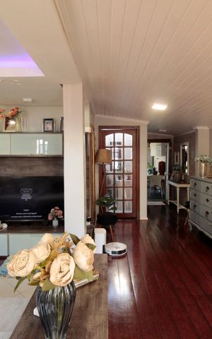 Casa à venda com 227m², 4 quartos e 2 vagas Casa à venda com 227m², 4 quartos e 2 vagasSala