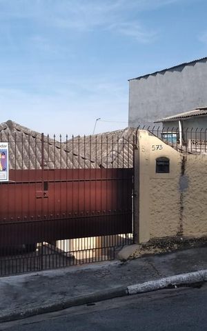 Casa à venda com 300m², 2 quartos e 2 vagas Casa à venda com 300m², 2 quartos e 2 vagasFachada