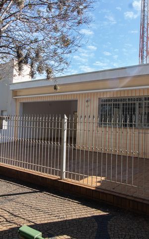 Casa à venda com 170m², 3 quartos e 4 vagas Casa à venda com 170m², 3 quartos e 4 vagasFachada