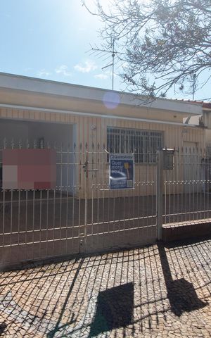 Casa à venda com 170m², 3 quartos e 4 vagas Casa à venda com 170m², 3 quartos e 4 vagasFachada