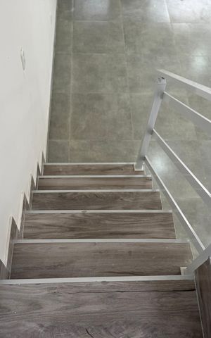 Casa de condomínio à venda com 180m², 2 quartos e 1 vagaEscada
