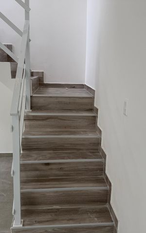 Casa de condomínio à venda com 180m², 2 quartos e 1 vagaEscada