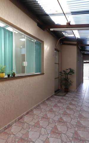 Casa à venda com 145m², 2 quartos e 2 vagasCorredor externo