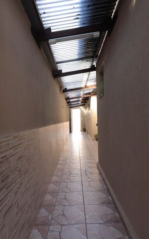 Casa à venda com 145m², 2 quartos e 2 vagasCorredor externo
