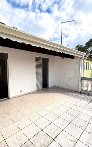 Casa à venda com 127m², 3 quartos e 2 vagas Casa à venda com 127m², 3 quartos e 2 vagasVaranda
