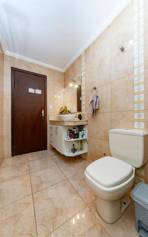 Casa à venda com 297m², 4 quartos e 4 vagas Casa à venda com 297m², 4 quartos e 4 vagasBanheiro Social 1