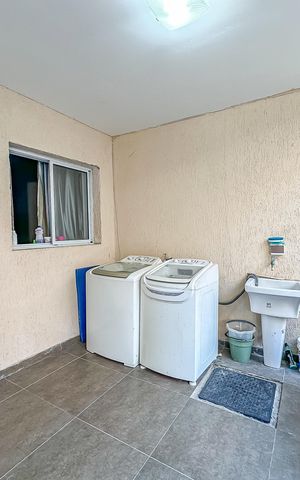 Casa de condomínio à venda com 300m², 4 quartos e 2 vagas Casa de condomínio à venda com 300m², 4 quartos e 2 vagasArea de serviço