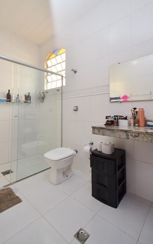 Casa à venda com 360m², 5 quartos e 4 vagas Casa à venda com 360m², 5 quartos e 4 vagasBanheiro Banheiro Social 2