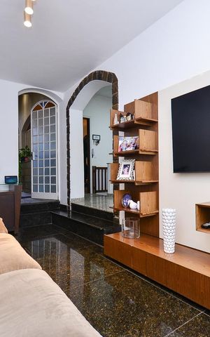 Casa à venda com 360m², 5 quartos e 4 vagas Casa à venda com 360m², 5 quartos e 4 vagasSala de tv