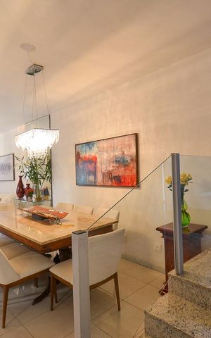 Casa à venda com 360m², 5 quartos e 4 vagas Casa à venda com 360m², 5 quartos e 4 vagasSala de estar