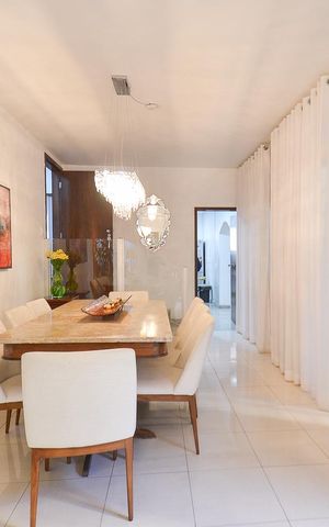 Casa à venda com 360m², 5 quartos e 4 vagas Casa à venda com 360m², 5 quartos e 4 vagasSala de estar