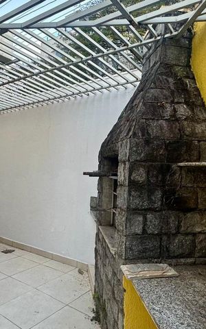Casa à venda com 321m², 4 quartos e 4 vagas Casa à venda com 321m², 4 quartos e 4 vagasLateral da casa