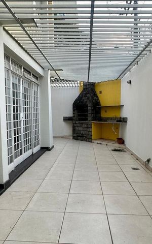 Casa à venda com 321m², 4 quartos e 4 vagas Casa à venda com 321m², 4 quartos e 4 vagasLateral da casa