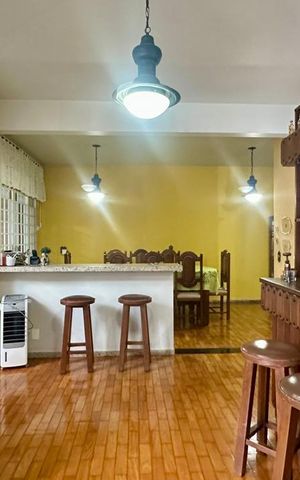 Casa à venda com 321m², 4 quartos e 4 vagas Casa à venda com 321m², 4 quartos e 4 vagasSala