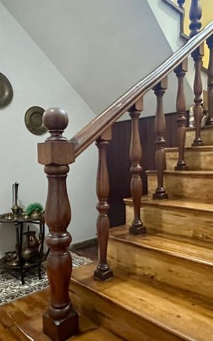 Casa à venda com 321m², 4 quartos e 4 vagas Casa à venda com 321m², 4 quartos e 4 vagasEscadas