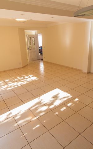 Casa de condomínio à venda com 275m², 4 quartos e 4 vagas Casa de condomínio à venda com 275m², 4 quartos e 4 vagasSala