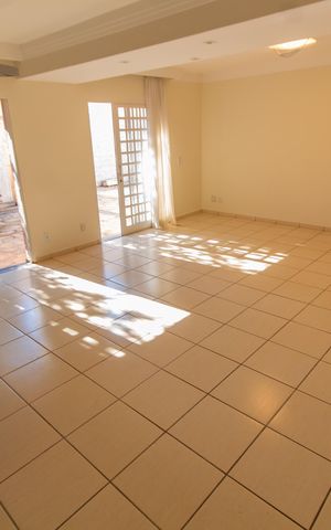 Casa de condomínio à venda com 275m², 4 quartos e 4 vagas Casa de condomínio à venda com 275m², 4 quartos e 4 vagasSala
